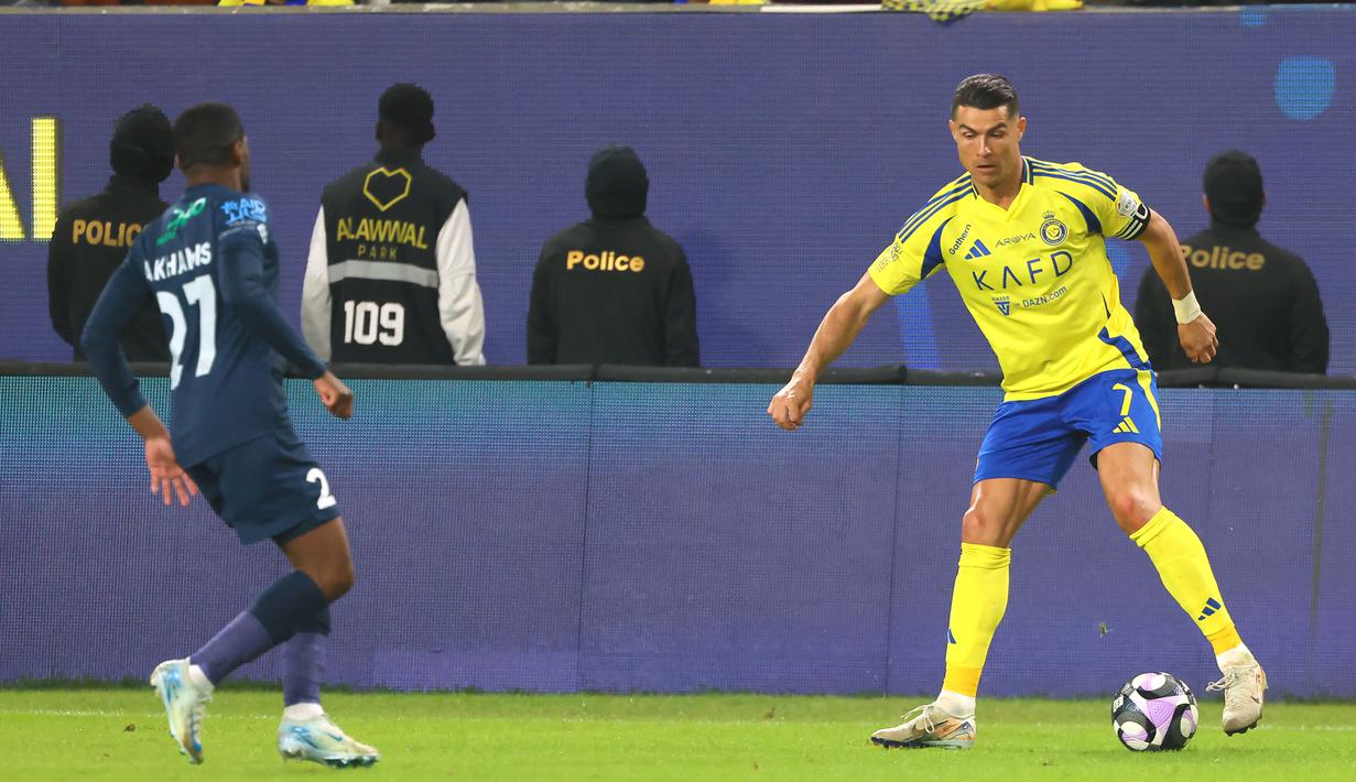Cristiano Ronaldo dan Al Nassr memulai tahun baru dengan langkah positif. Bermain di markas sendiri, Al-Awwal Park, Al Nassr akhirnya menang 3-1. Dua gol lain dari tim tuan rumah datang lewat brace Sadio Mane. (AFP/Fayez Nureldine)