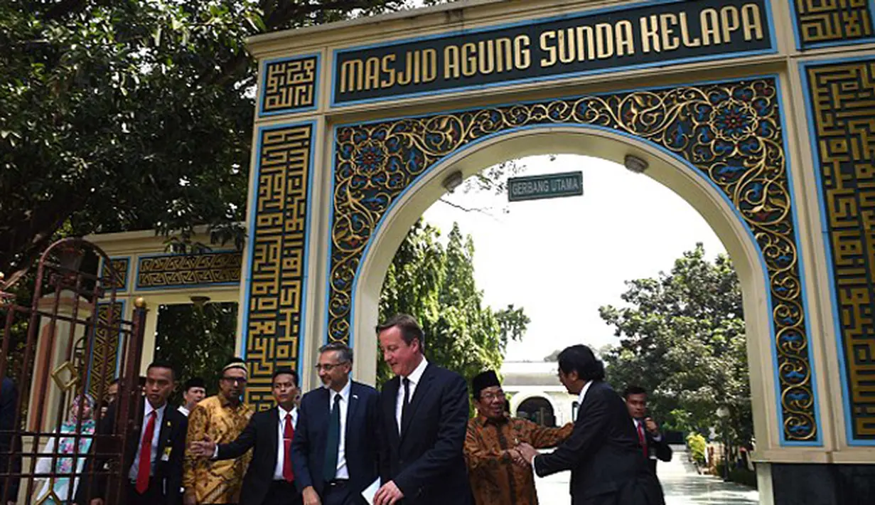 David Cameron dengan Duta Besar Inggris untuk Indonesia, Moazzam Malik, (kiri 4) setelah mengunjungi masjid Sunda Kelapa di Jakarta. (via dailymail.co.uk)