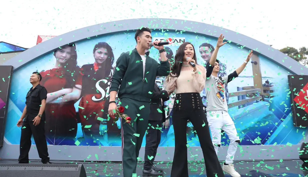 Tak hanya saat berdua, namun di depan kamera keduanya pun sama mesranya. "Aku orangnya gemesin sama dia. Kayak lihat Vania. Kalau di depan umum pegang tangan aja," imbuhnya. (Nurwahyunan/Bintang.com)