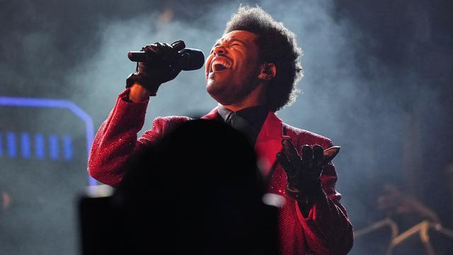 The Weeknd saat tampil di Super Bowl 2021 Halftime Show. (AP Photo/David J. Phillip)