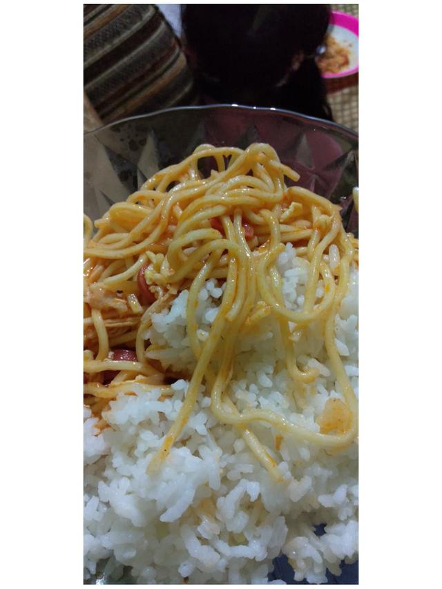 6 Potret Makan Spaghetti Pakai Nasi Ini Nyeleneh, Gambarkan Orang Indonesia