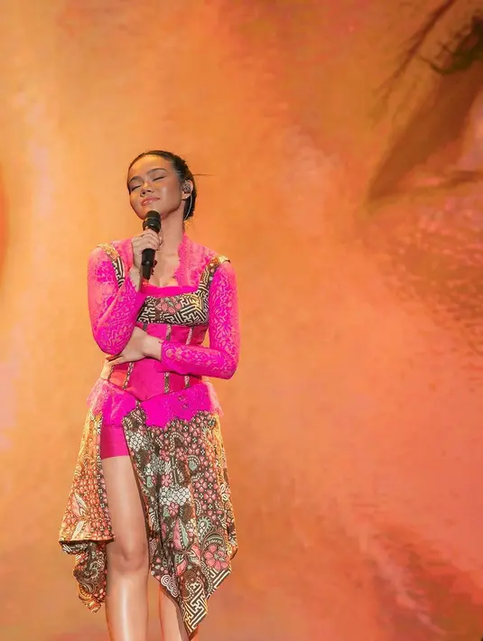 Berdasarkan info dari Instagram @yurayunita, setelan pink yang ia kenakan merupakan karya desainer Ayung Berinda.