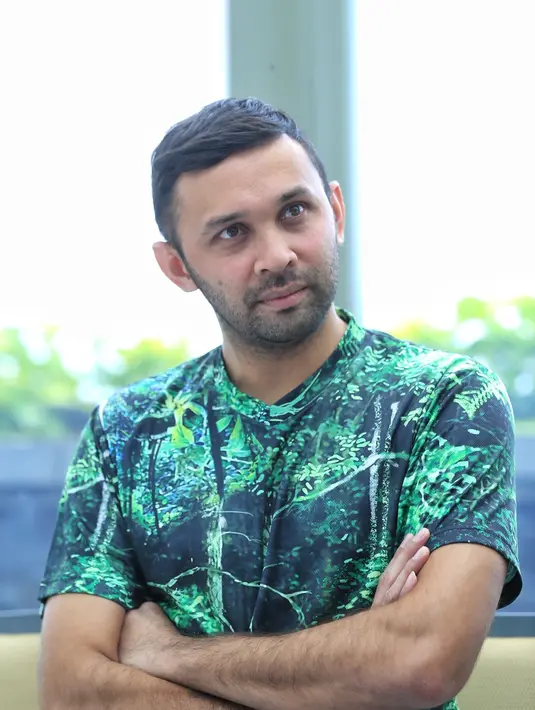 Zacky yang mempersunting model asal Uzbekistan itu lebih senang mengenalkan mainan tradisional pada anak-anaknya. Dengan mainan tradisional, anak-anaknya bisa berinteraksi dengan teman-temannya. (Adrian Putra/Bintang.com)