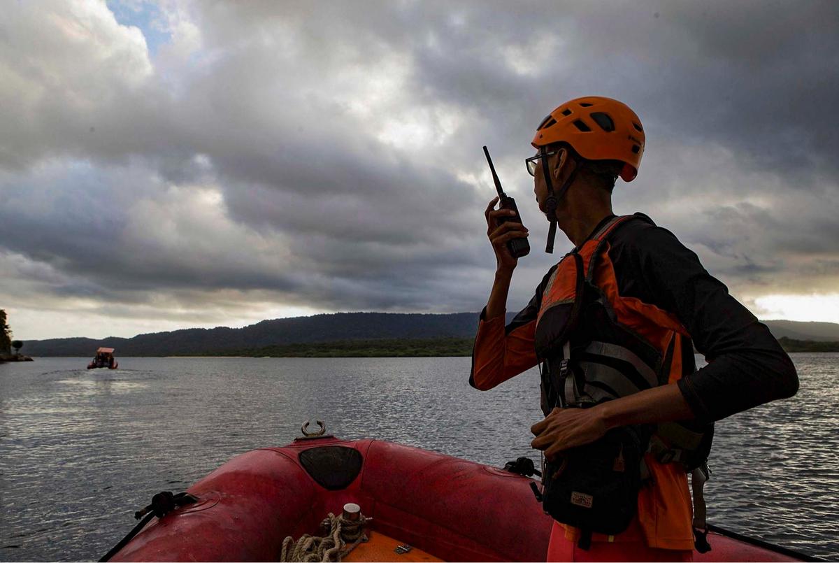FOTO: Hari Kedua Pencarian Korban Tenggelamnya KMP Tunu Pratama Jaya, Tim SAR Hadapi Arus Deras Selat Bali