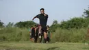 Pemuda India yang ingin bergabung dengan pasukan pertahanan menjalani pelatihan fisik di desa Jhiri dekat perbatasan India Pakistan, pinggiran Jammu, India, Rabu (6/10/2021). Pelatihan ini dilaksanakan selama tiga bulan. (AP Photo/Channi Anand)