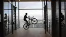 Pembalap sepeda asal Prancis, Aurelien Fontenoy, saat mendaki 768 anak tangga dari 33 lantai gedung Trinity Tower di distrik La Defense, Paris, (17/1/2021). (AP/Christophe Ena)