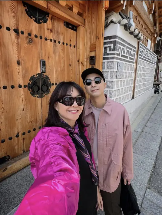 Saat berlibur, DJ Winky dan Kenes juga tampak kompak dengan kode warna yang serasi. [Foto: Instagram/ DJ Winky]