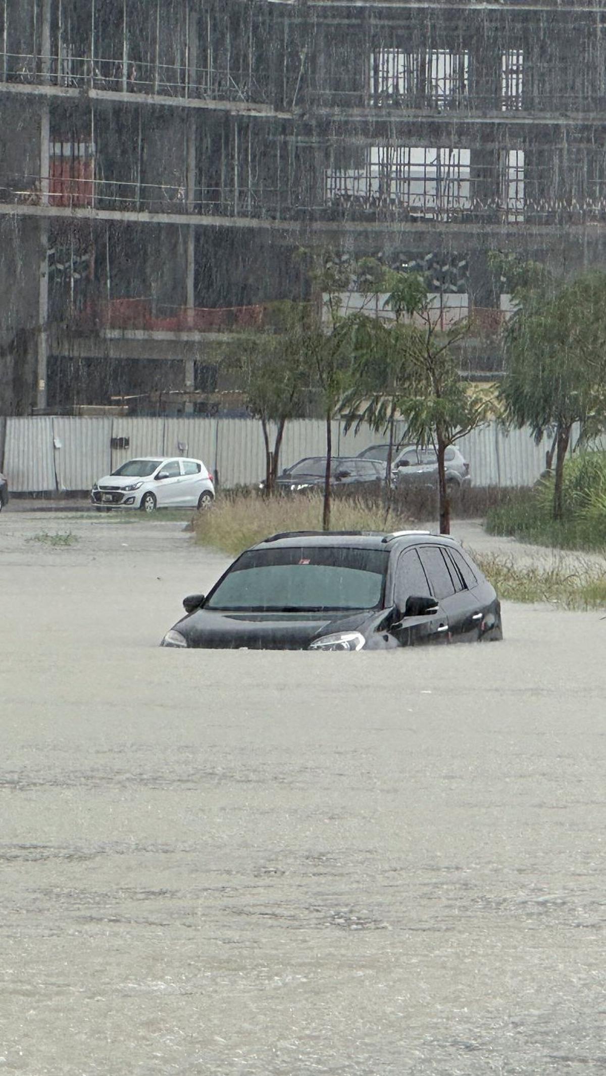 Banjir langka ini menyebabkan sejumlah ruas jalan tergenang. Selain itu, mobil-mobil warga terendam banjir.&nbsp;REUTERS