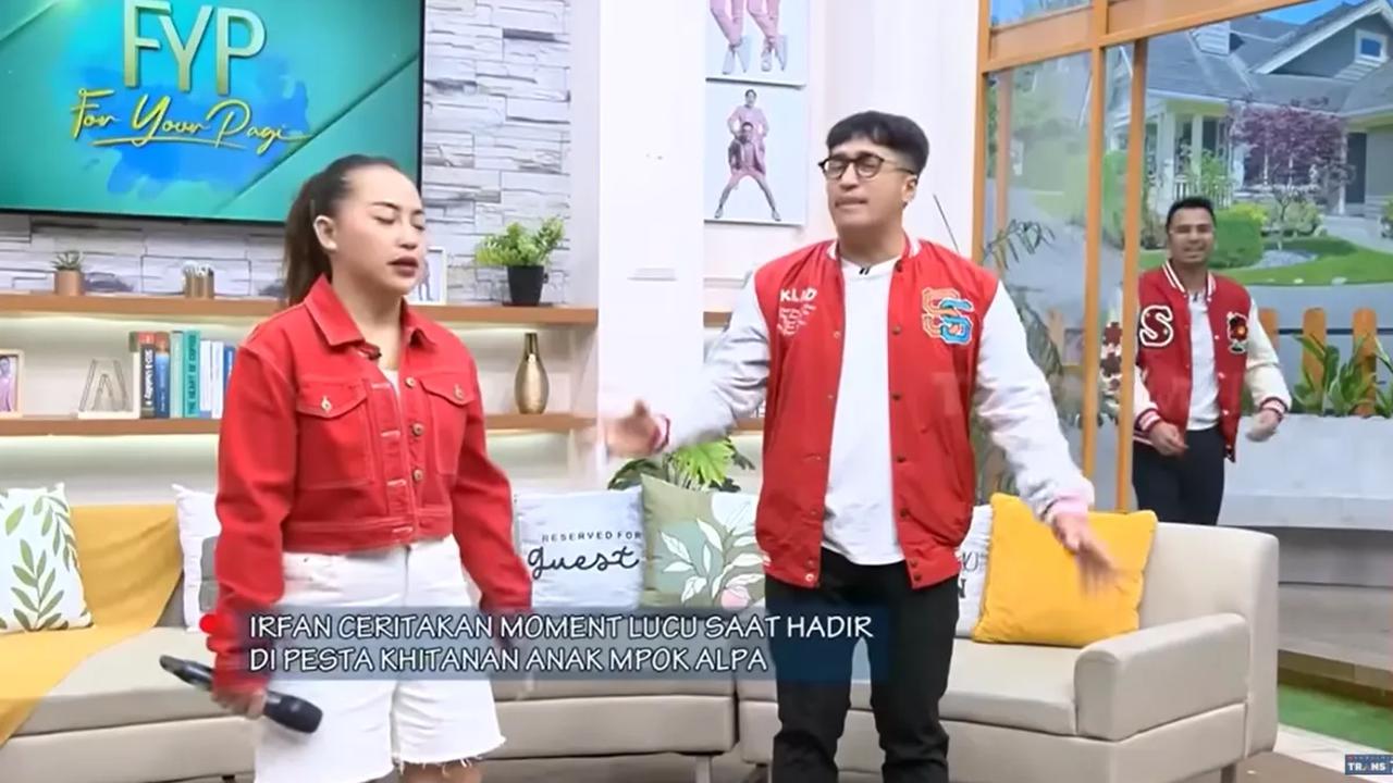 Irfan Hakim menceritakan soal acara pesta sunatan anak Mpok Alpa cukup mewah. Diakui Mpok Alpa, dia menutup satu blok di dekat rumahnya untuk acara pesta sunatan anaknya.<br>
