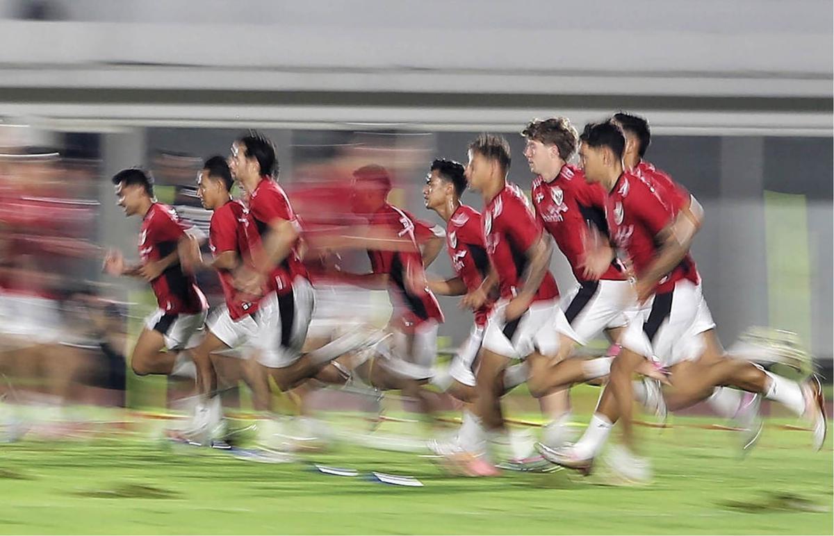 FOTO: Erick Thohir Pantau Langsung Latihan Timnas di Senayan