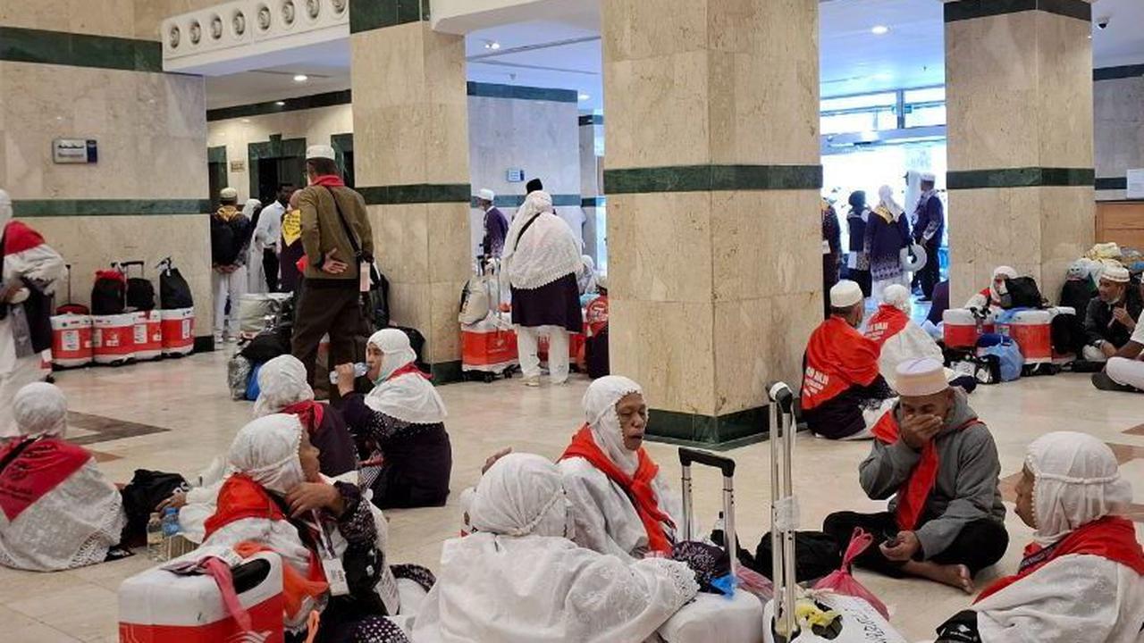 Mereka pun harus menjadwalkan ulang tiket pesawat atau kapal laut untuk kembali ke daerah asal.
