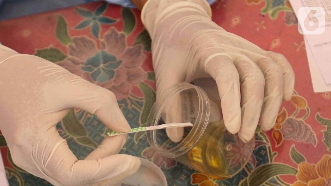 Setelah dilakukan cek urine, diketahui empat orang positif amphetamin dan methamphetamin.
