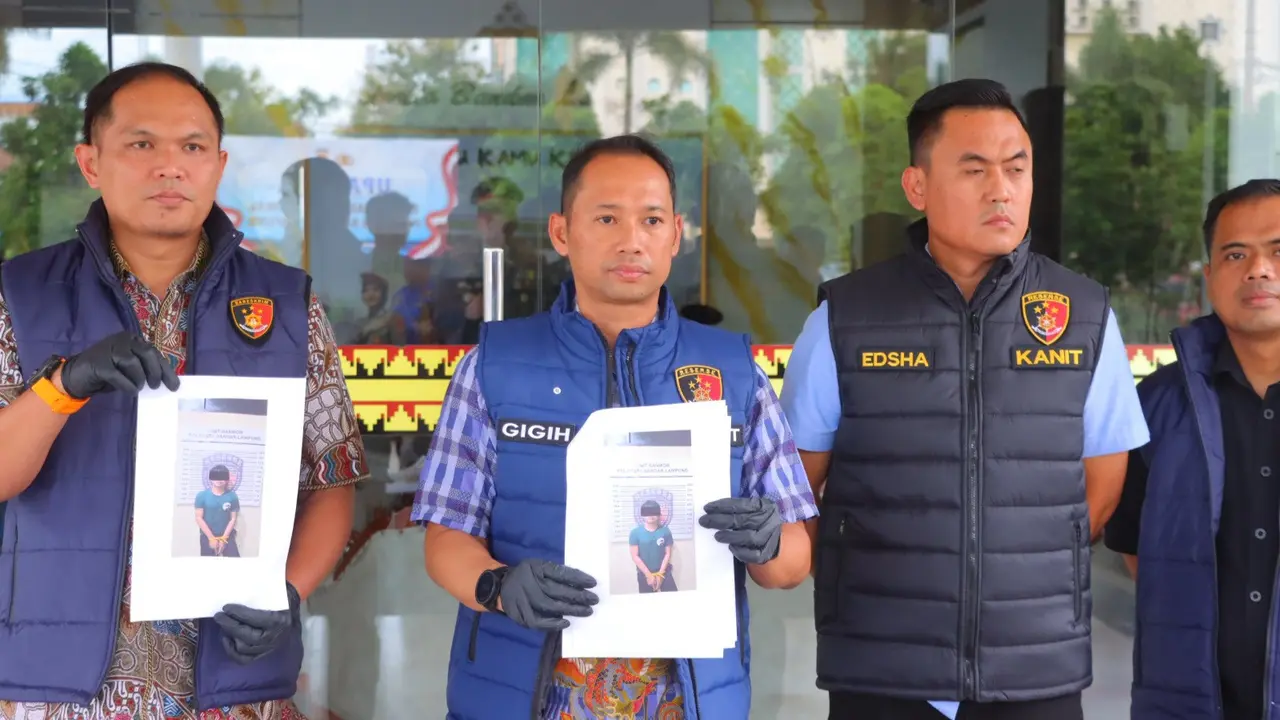 Polisi memperlihatkan tersangka Komeng, pelaku begal sadis yang kakinya ditembak karen melawan saat hendak diringkus.