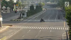 Pengendara sepeda motor melintas di Jalan MH Thamrin, Jakarta, Rabu (5/6/2019). Banyaknya warga Ibu Kota yang mudik ke kampung halaman untuk merayakan Hari Raya Idul Fitri membuat jalan protokol terpantau lengang. (Liputan6.com/Immanuel Antonius)