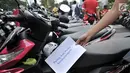 Koalisi Pejalan Kaki membawa poster saat menggelar aksi Tamasya Trotoar Kita di lokasi parkir liar sepanjang jalur pedestrian GBK, Jakarta, Minggu (9/12). Aksi tersebut menyuarakan pengembalian fungsi trotoar. Merdeka.com/Iqbal S. Nugroho)