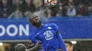 Bek Chelsea, Antonio Rudiger menyundul bola saat bertanding melawan Southampton pada pertandingan lanjutan Liga Inggris di Stadion Stamford Bridge di London, Sabtu (2/10/2021). Chelsea menang atas Southampton dengan skor 3-1. (AP Photo/Kirsty Wigglesworth)