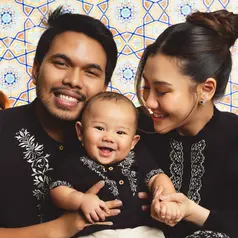 Aaliyah Massaid Tampil Kompak Bersama Suami dan Putranya Kenakan Busana Muslim Serba Hitam cocok untuk bulan Ramadan tahun ini. [@bohopannaofficial]