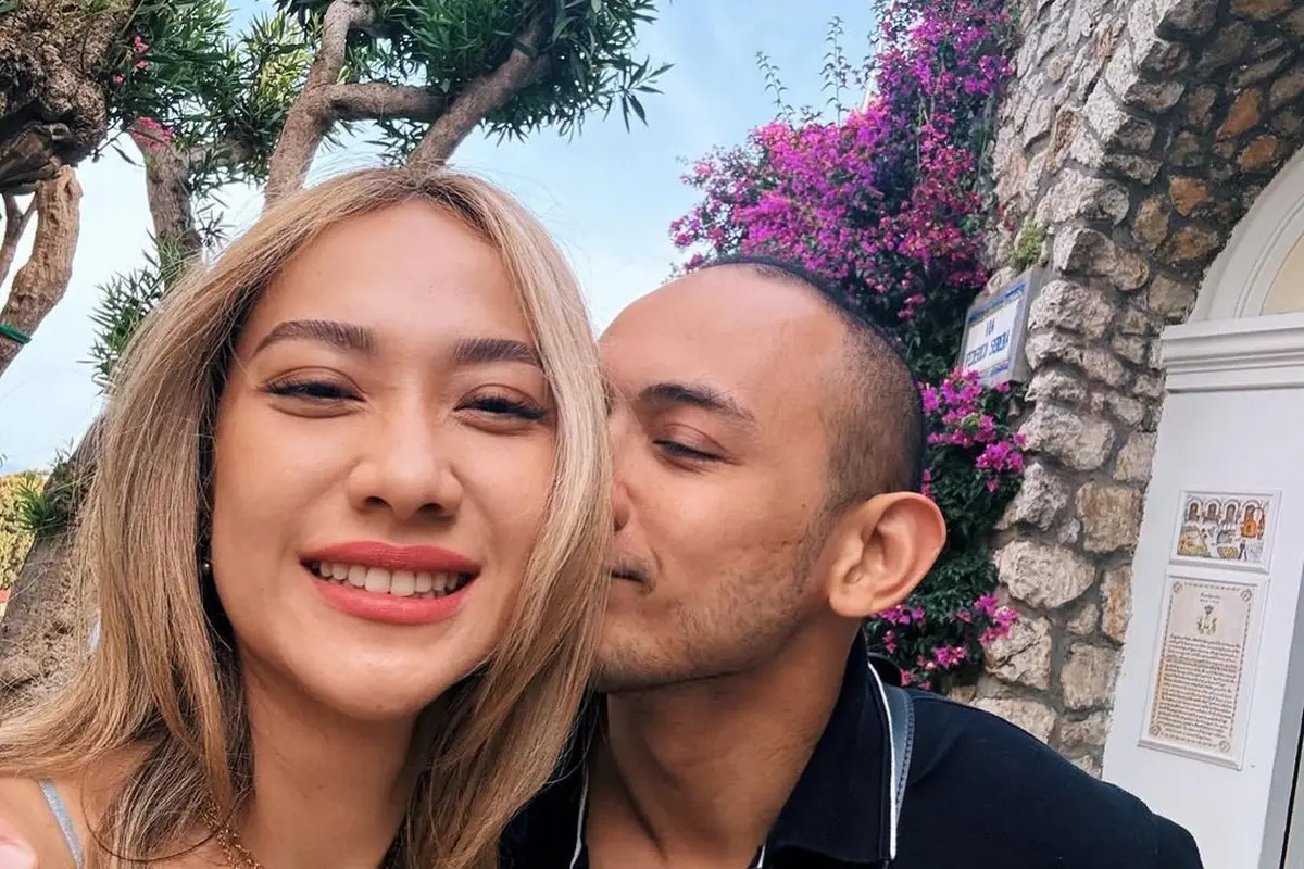 6 Gaya Musim Panas BCL Padukan Tanktop dan Bralette dengan Tas Dior Rp56 Jutaan saat Honeymoon Bareng Tiko Aryawardhana di Italia