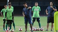 Pelatih Persebaya Surabaya Angel Alfredo Vera tengah memberikan instruksi kepada pemainnya. (Liputan6.com/Dimas Angga P)