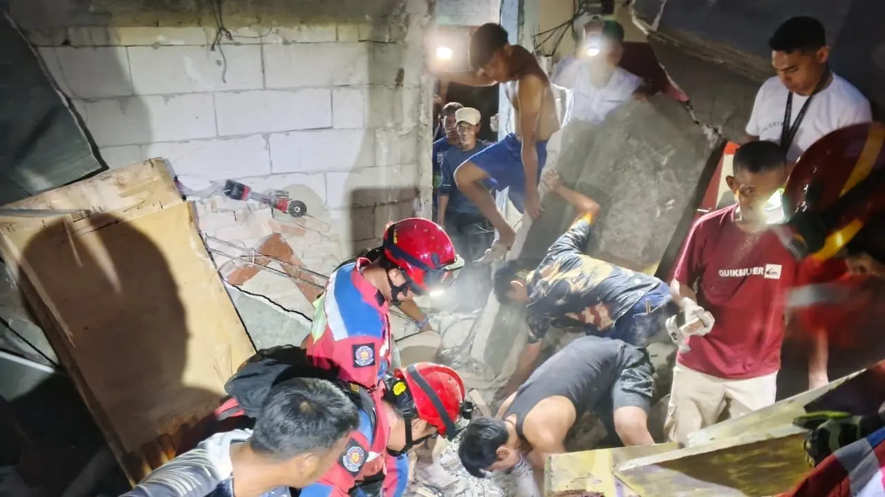 Proses evakuasi rumah dua lantai yang ambruk di Pademangan, Jakut.