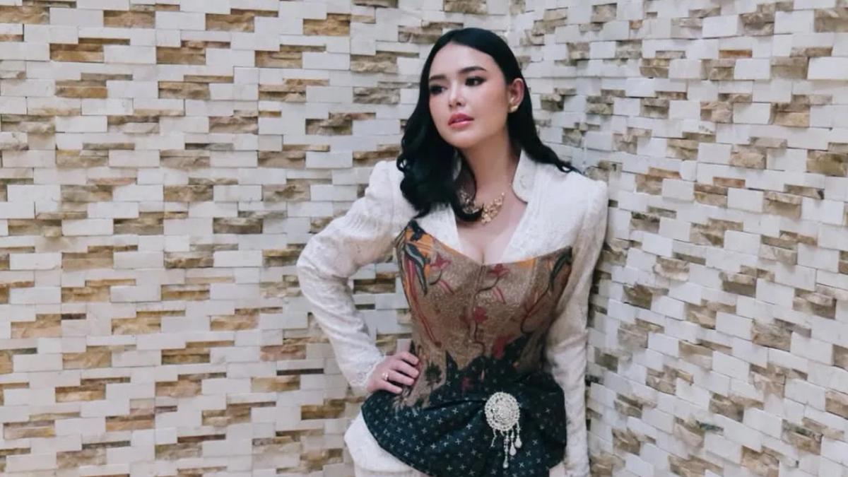 Belum Sebulan Melahirkan, Amanda Manopo Tampil Perdana di Publik Saat Gala Premiere Jangan Buang Ibu Kenakan Bustier Batik
