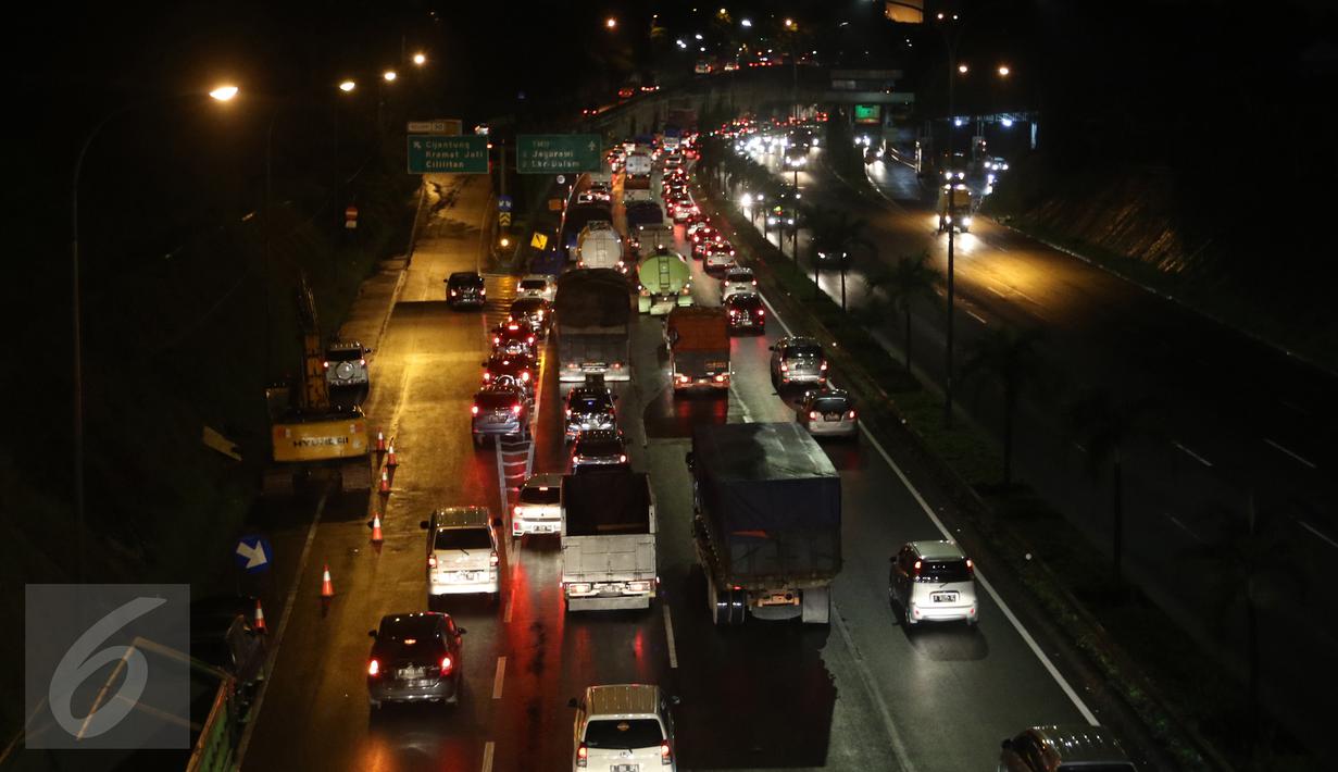Kemacetan panjang terjadi di ruas Tol JORR jalur dari arah Ulujami menuju Jati Asih dan Cikunir karena kondisi jalan yang rusak, Jakarta, senin (29/2) malam. Kerusakan tersebut tepatnya berada di terowongan Pasar Rebo. (Liputan6.com/Herman Zakharia)