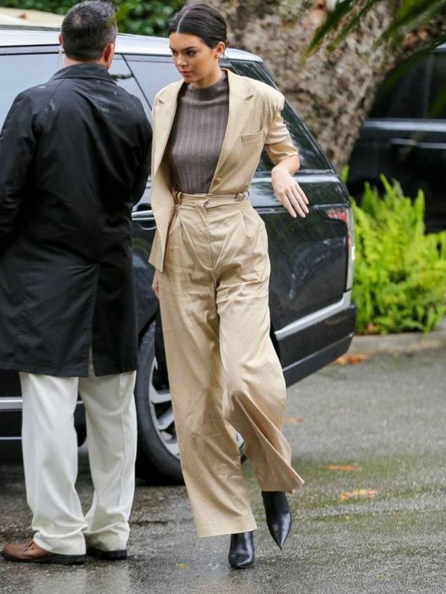 Kendall Jenner Pakai Setelan  Jas  Warna Khaki Tampil Super 