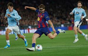Aksi Fermin Lopez dalam laga Barcelona vs Celta Vigo di Liga Spanyol 2025/2026, Kamis (23/4/2026). (AP Photo/Joan Monfort)