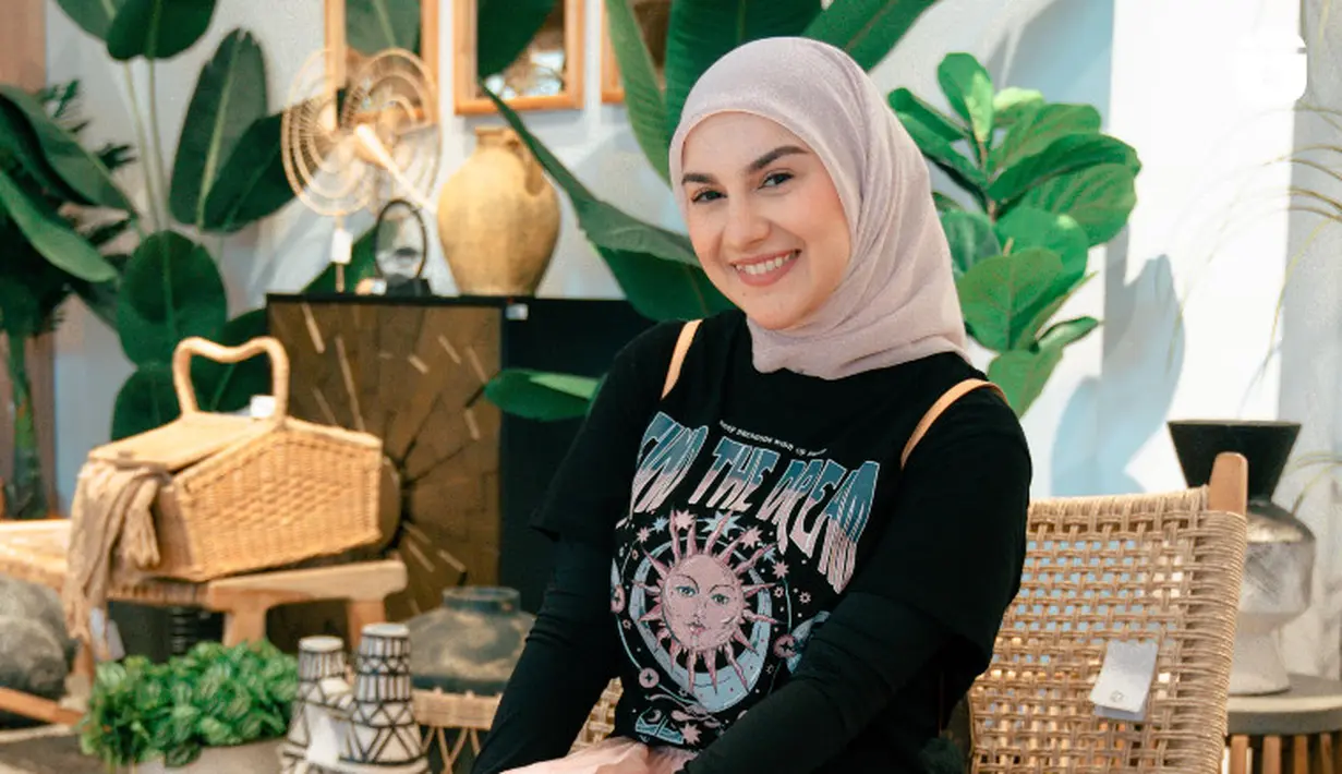 Meski kenakan T-shirt dan manset, Irish Bella tetap feminin dengan paduan rok. Backpack imut dan hijab berwarna nude bikin Bella terlihat seperti ABG [@irish_bella]