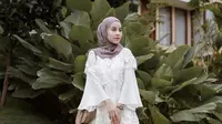 Tampil Fresh di Usia 35-an, 7 Ide OOTD Blouse Putih yang Bikin Hijabers Makin Stylish dan Girly