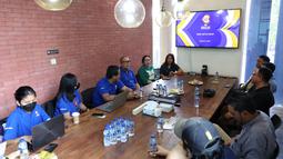 Suasana pertemuan perwakilan LOC Panitia Lokal FIBA World Cup 2023 dengan petinggi redaksi KLY di dapur redaksi KLY Grup, Gondangdia, Jakarta, Selasa (8/8/2023). (Bola.com/M Iqbal Ichsan)