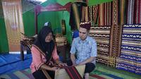 Direktur BTPN Syariah, Fachmy Achmad bersama nasabah.