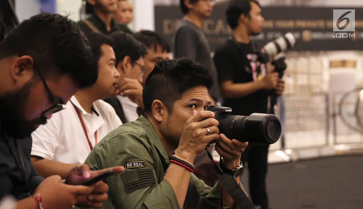 Musisi Baim saat mengambil gambar di Fashion Nation 2018 di Senayan City, Jakarta, Rabu (18/4/). Baim terlihat di deretan para fotografer saat mengambil gambar istrinya, Artika Sari Devi. (Liputan6.com/Herman Zakharia)