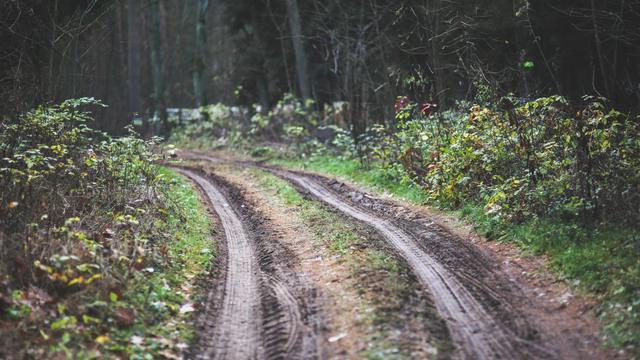 Ilustrasi jalan, jalan rusak, jalan tanah