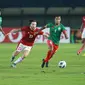 Pemain Indonesia, Marc Klok (tengah) berebut bola dengan pemain Bangladesh, Jamal Bhuyan dalam laga persahabatan FIFA Matchday antara Timnas Indonesia menghadapi Bangladesh di Stadion Si Jalak Harupat, Bandung, Rabu (1/6/2022) malam WIB. (Bola.com/M. Iqbal Ichsan)