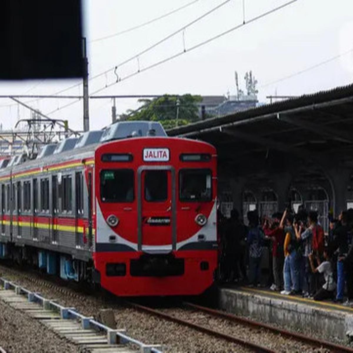 Antusiasme Warga Saksikan Parade Napak Tilas 100 Tahun Operasional KRL di Indonesia