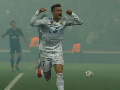 Bintang Real Madrid, Cristiano Ronaldo, merayakan gol yang dicetaknya ke gawang PSG pada laga Liga Champions di Stadion Parc des Princes, Paris, Selasa (6/3/2018). Madrid berhasil lolos ke delapan besar. (AFP/Geoffroy Van Der Hasselt)