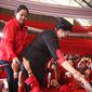Ketua Umum PDIP Megawati Soekarnoputri dan Ketua DPP PDIP Puan Maharani menyalami kader dan simpatisan PDIP pada kampanye rapat umum di Solo, Jawa Tengah, Minggu (31/3). Pada kampenye tersebut kader dan simpatisan PDIP mewaspadai hoax dan fitnah. (Liputan6.com/HO/Iwan)
