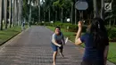 Dua orang warga bermain bulutangkis di kawasan Monas, Jakarta, Rabu (13/2). Kawasan Monas menjadi tempat favorit warga Ibu Kota untuk berolahraga. (Bola.com/M Iqbal Ichsan)