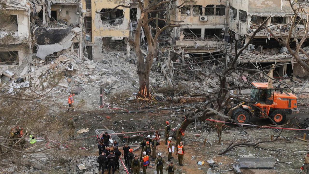Porak-Poranda Dihantam Rudal Iran, Israel Tutup Kilang Minyak Terbesar
