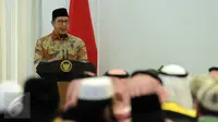 Menteri Agama Lukman Hakim Saifuddin membacakan laporan penutup musabaqoh hafalan Al Quran dan Hadits di Istana Wakil Presiden, Jakarta, Kamis (21/4/2016). 150 peserta dari 25 negara se Asia Pasifik ikut ambil bagian. (Liputan6.com/Helmi Fithriansyah)