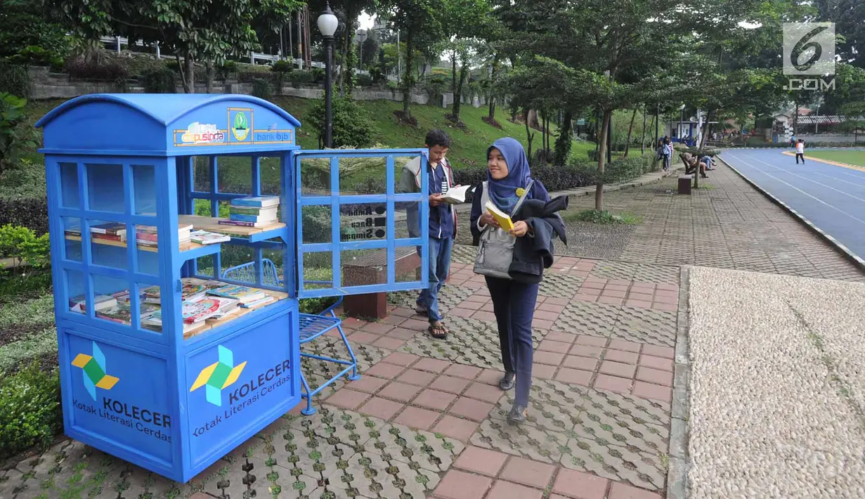 Warga membaca buku yang ada di layanan Kotak Literasi Cerdas (Kolecer) di Taman Sempur, Bogor, Jawa Barat, Kamis (20/12). Kolecer adalah perpustakaan jalanan gratis. (Merdeka.com/Arie Basuki)
