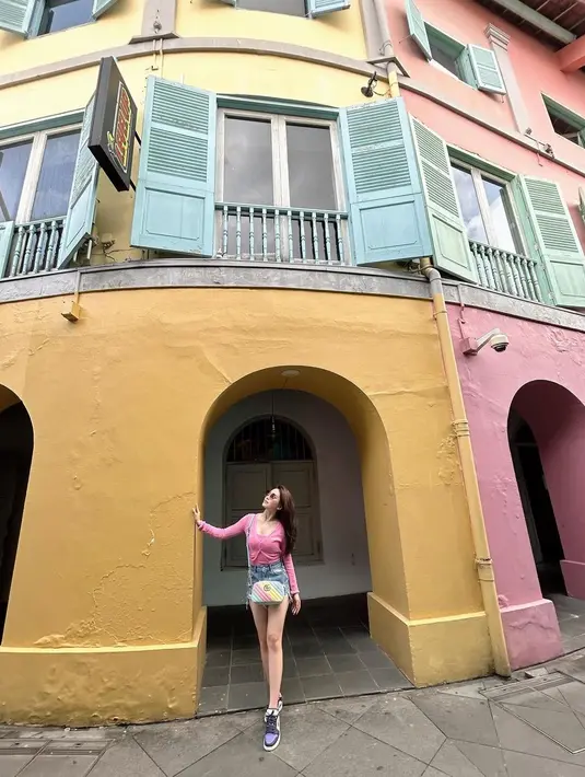 Padu padan outfit warna cerah memberikan kesan playful pada penampilan aktris 24 tahun ini. [Foto: IG/natashawilona12].