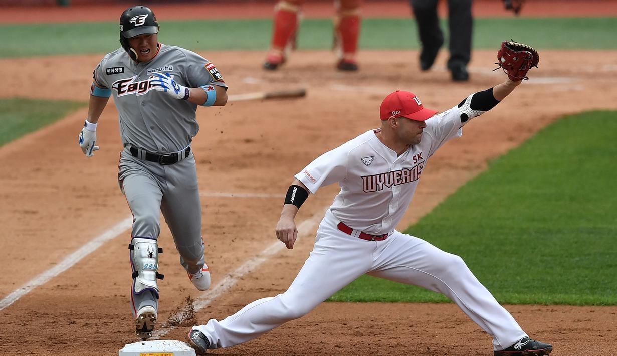Pertandingan antara Hanwha Eagles melawan SK Wyverns ini digelar di Stadion Bisbol Suwon, Korea Selatan, Kamis (5/5/2020). Korea Selatan kembali gelar kompetisi baseball KBO League 2020 dengan sistem pertandingan tanpa penonton di tengah pandemi COVID-19. (AFP/Jung Yeon-je)
