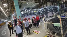 Karyawan perusahaan mobil Toyota memberikan penjelasan kepada peserta Campus CJ Edutrip di TMMIN Karawang Plant 1, Jawa Barat, Kamis (23/2). Kegiatan yang diikuti oleh mahasiswa dan blogger. (Liputan6.com/Immanuel Antonius)
