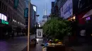 Sejumlah orang tidur bangku di sepanjang Nanjing East Road, Shanghai (8/8). Penduduk setempat mencari cara untuk menjaga tagihan listrik yang meroket selama musim panas. (AFP Photo/Johannes Eisele)