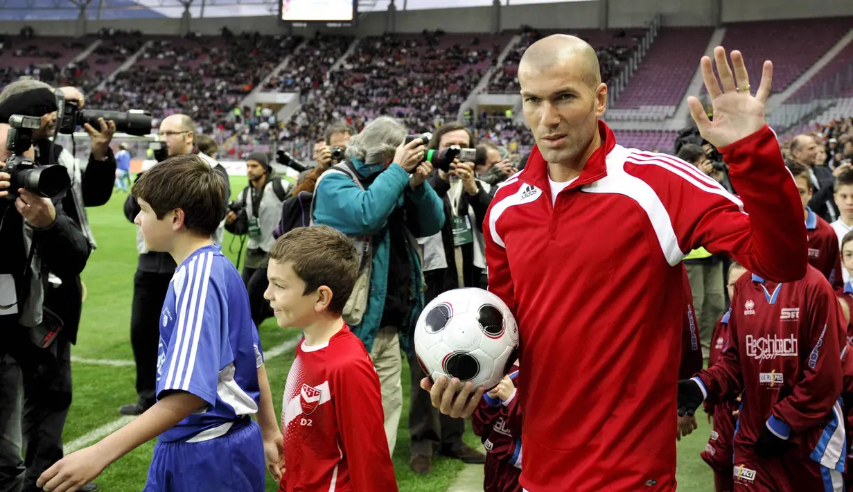 Zinedine Zidane saat bermain di laga amal di di Stadion Jenewa,Jenewa, Swiss (21/04/2008).  Yayasan 4-4-2 ini bertujuan mengumpulkan uang untuk membantu anak-anak kurang beruntung belajar bermain sepak bola . (EPA/Laurent Gillieron)