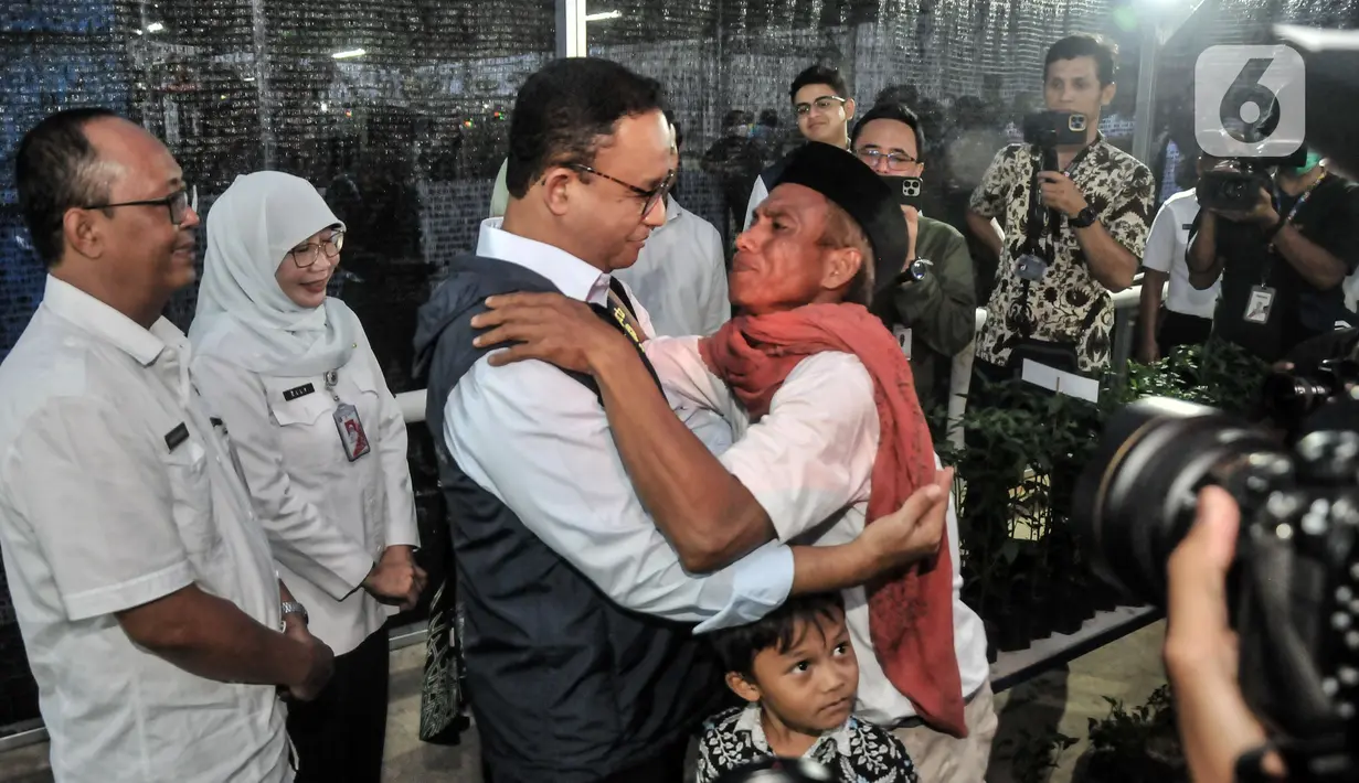 Gubernur DKI Jakarta Anies Baswedan disambut warga saat meresmikan Kampung Susun Bayam, Tanjung Priok, Jakarta Utara, Rabu (12/10/2022). Kampung Susun Bayam resmi digunakan sebagai hunian warga terdampak penggusuran akibat pembangunan Jakarta International Stadium (JIS). (merdeka.com/Iqbal S. Nugroho)