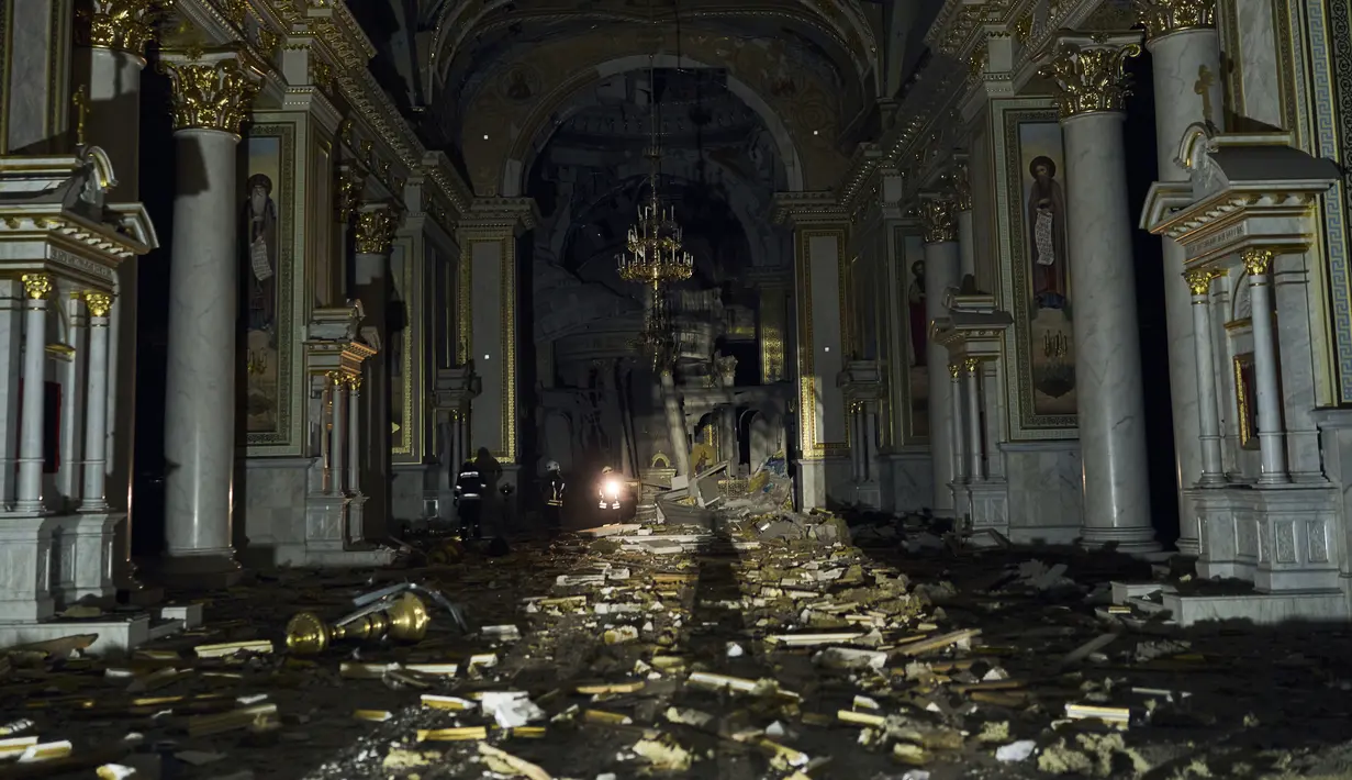 Rudal-rudal Rusia merusak sebuah katedral Ortodoks bersejarah di kota pelabuhan Odesa, Ukraina selatan, yang memicu kemarahan dan mendorong Presiden Zelensky bersumpah akan melakukan pembalasan.  (AP Photo/Libkos)