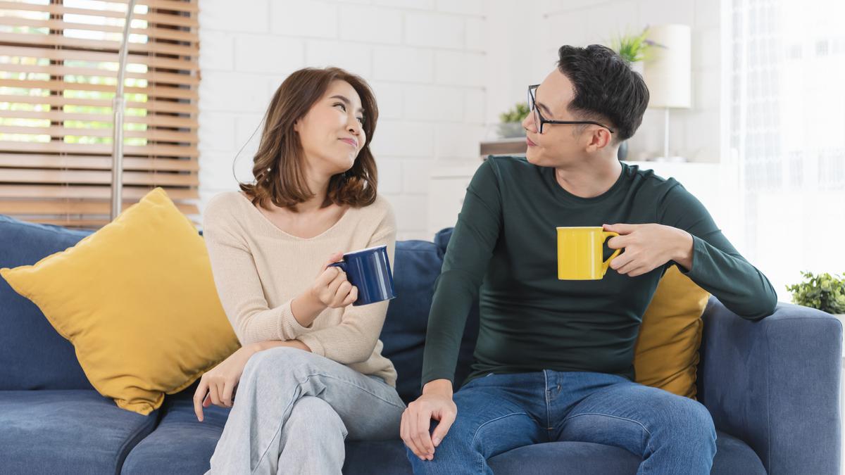 5 Tanda Seseorang Jatuh Cinta Padamu tapi Malu Mengutarakan